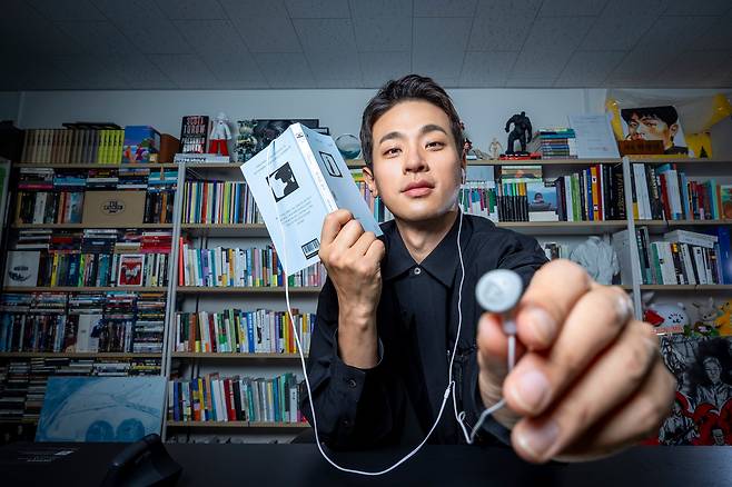 배우 박정민이 자신의 출판사 ‘무제’에서 낸 ‘첫 여름, 완주’를 들고 있다. 종이책이 출간되기 전, 시각장애인을 위한 오디오북으로 먼저 나왔다. 시력을 잃은 아버지에게 책을 선물할 방법을 찾다 시작된 ‘듣는 소설’ 프로젝트다. /이건송 영상미디어 기자