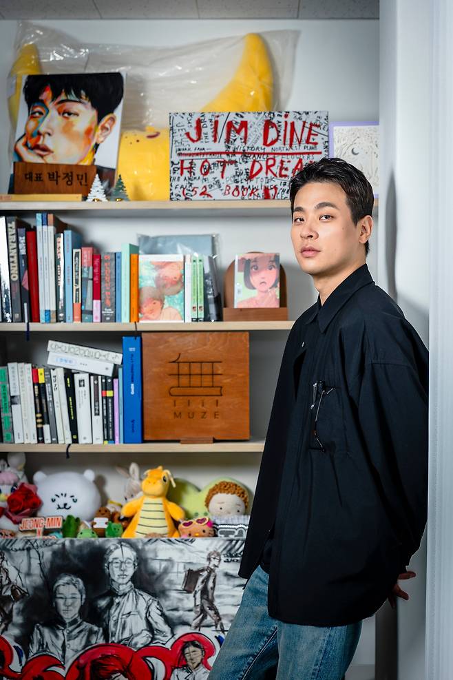 배우 박정민이 자신의 출판사 무제 사무실에서 포즈를 잡았다. 그는 "연기를 하는 것보다 이렇게 서서 사진을 찍는게 더 어렵다"고 말했지만, 막상 촬영이 시작되자 표정이 바뀌었다. /이건송 영상미디어 기자