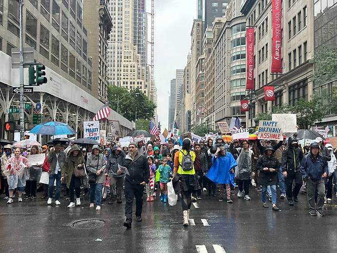 14일 미국 뉴욕에서 도널드 트럼프 대통령에 반대하는 시위가 열렸다. 5만명의 참가자가 5번 애비뉴를 행진했다./윤주헌 특파원