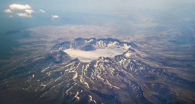 지난 13일 상공에서 바라본 백두산 천지의 모습. /박성원 기자
