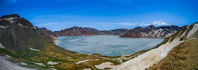 지난 12일 백두산 정상(서파)에서 바라본 백두산 천지의 모습. 6월에도 산에 눈이 덮여 있다. /박성원 기자