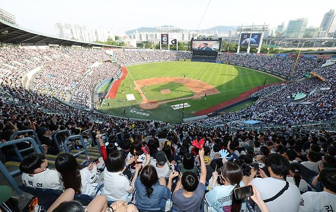 A Korea Baseball Organization (KBO) League game between the Doosan Bears and Lotte Giants played to a full house at Jamsil Baseball Stadium in Seoul’s Songpa District on June. 6. /News1