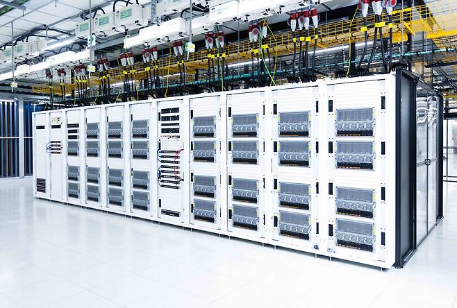 SK Group has announced plans to build a dedicated artificial intelligence (AI) data center for Amazon Web Services (AWS), the world’s leading cloud provider, in the city of Ulsan. The facility will be the largest AI data center in South Korea, equipped with 60,000 graphics processing units (GPUs). Pictured is SK Broadband’s AI Data Center (AIDC) in Gasan, Seoul. /SK Telecom