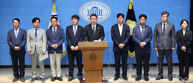 김병기 더불어민주당 원내대표가 15일 오전 서울 여의도 국회 소통관에서 원내대표단 발표 기자회견을 하고 있다. 왼쪽부터 문금주 대변인, 김현정 대변인, 허영 정책수석, 문진석 운영수석, 김 원내대표, 박상혁 소통수석, 이기헌 비서실장, 김남근 민생부대표. 백승아 대변인. /뉴시스