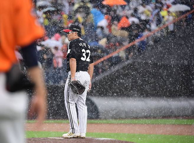 15일 대전 한화생명볼파크에서 열린 한화와 LG의 경기. 5회말 한화가 5대 4로 앞선 가운데 우천 중단되고 있다. 마운드 위에서 비를 맞고 있는 이지강. /송정헌 스포츠조선 기자