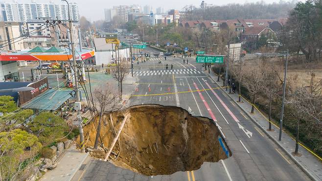 2025년 3월 25일 오전 서울 강동구 대명초교입구 교차로 인근에서 대형 싱크홀이 발생하면서 소방과 경찰이 주변을 통제하고 있다. /조선DB