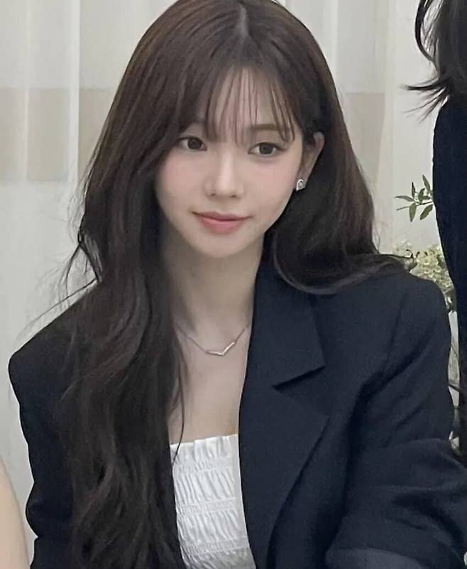 지난 14일 친언니의 결혼식에 참석한 카리나. /온라인 커뮤니티 캡처