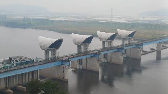 백제보 금강문화관 전망대에서 내려다본 백제보 전경. 곽우석 기자