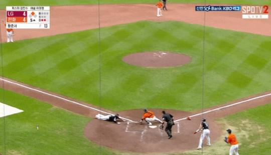 15일 대전한화생명볼파크에서 열린 2025 신한 SOL뱅크 KBO리그 주말 3연전 마지막 경기에서 5회 초 좌익수 문현빈이 원바운드 송구로 LG 주자를 아웃시키고 있다. SPOTV2 중계화면 갈무리