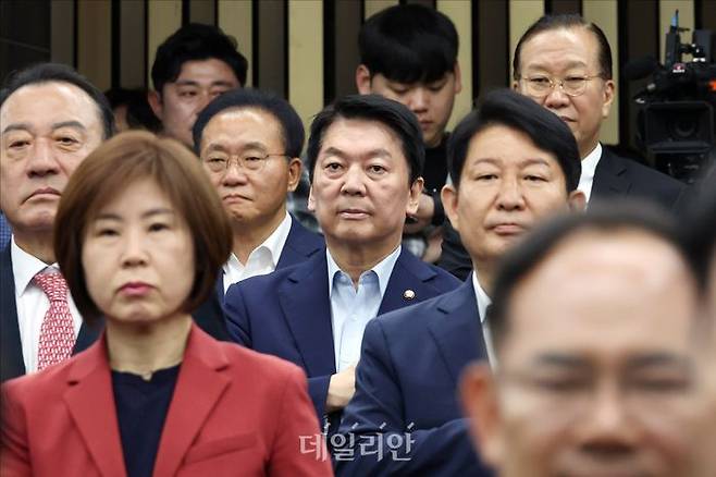 안철수 국민의힘 의원(가운데) 등이 지난 5일 오전 서울 여의도 국회에서 열린 국민의힘 의원총회에서 국민의례를 하고 있다. ⓒ데일리안 홍금표 기자