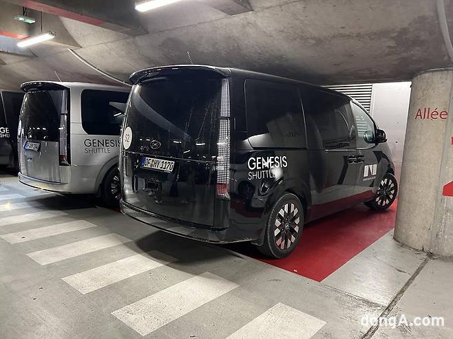 제네시스 셔틀. 제네시스가 르망24시 내구레이스 현장에서 방문객 이동편의를 위해 현대차 스타리아를 운영한다.
