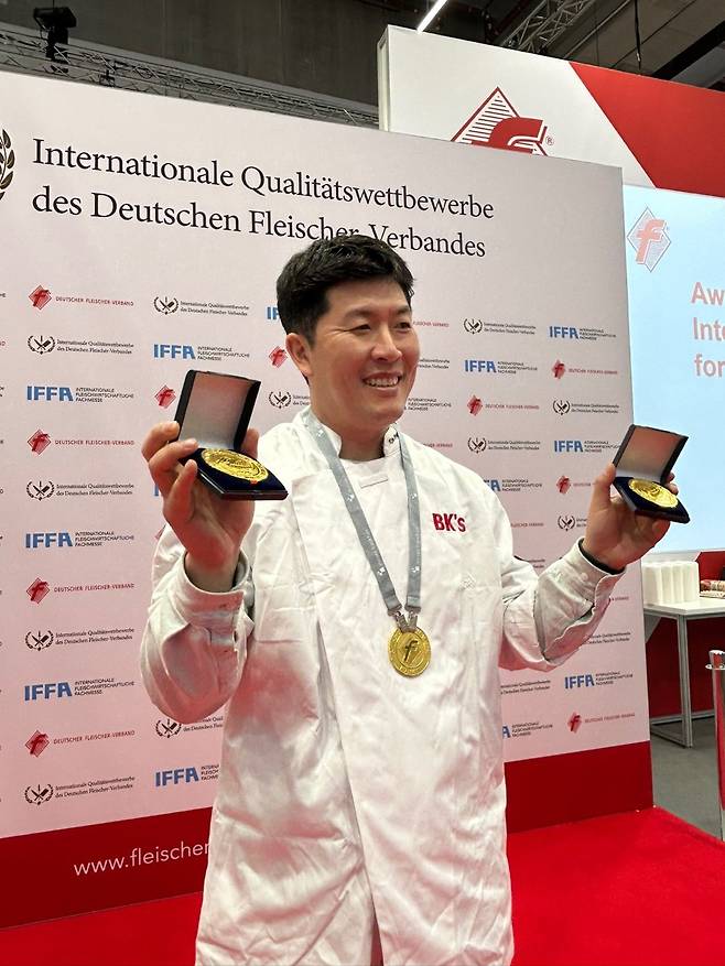 지난달엔 독일에서 열린 국제식육전문박람회(이하 IFFA)에 출전해 금메달 6개와 은메달 1개를 획득한 김병현. 해피라이징 제공