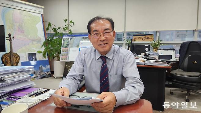 조병길 부산 사상구청장은 12일 사상구 집무실에서 동아일보와 가진 인터뷰에서 “장마철을 앞두고 부산도시철도 사상~하단선 공사 현장에서 추가 싱크홀이 발생하지 않게 최선의 노력을 기울이고 있다”고 말했다. 김화영 기자 run@donga.com