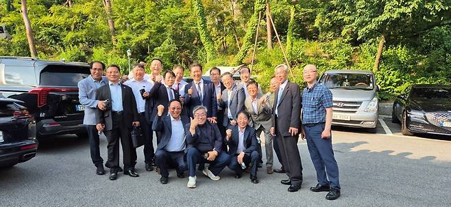 정청래 더불어민주당 의원은 14일 페이스북에 “이재명 소년공이 다녔던 오리엔트 시계 공장 친구들을 결혼식장 밖에서 만났다”고 전했다. (정청래 의원 페이스북 사진)