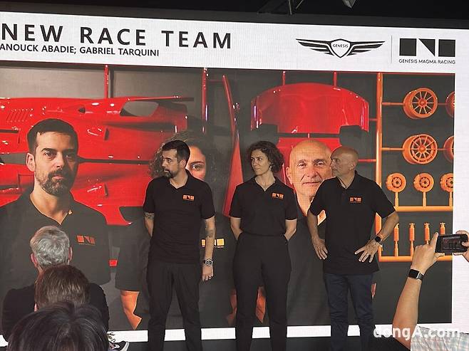 이번에 제네시스마그마레이싱에 새롭게 합류한 (왼쪽부터) 저스틴 테일러 GMR 최고엔지니어와 아누크 아바디 GMR 팀매니저, 가브리엘 타퀴니 GMR 스포츠디렉터.