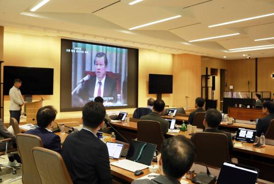 SK그룹 경영진들이 지난 13일 경기도 이천 SKMS 연구소에서  열린 2025 SK 경영전략회의에서 고 최종현 선대회장의 육성을 들으며 SKMS 철학과 정신을 되새기고 있다. SK그룹 제공