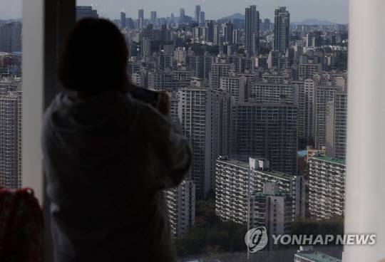 서울 롯데월드타워에서 바라본 도심 아파트.<연합뉴스>