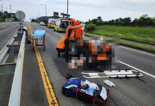 성산읍 오토바이 사고 구조작업[제주도소방안전본부 제공]