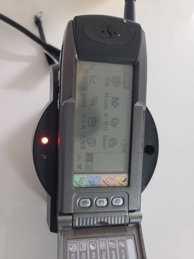 “와 집에서 이게나오네“ 삼성전자 직원들이 더 놀랜 유물 폰.jpg