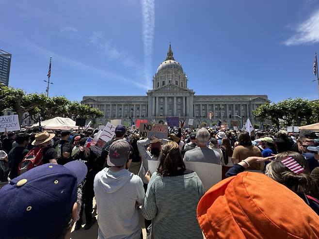 14일(현지시간) 미국 샌프란시스코 시청 광장에서 열린 '노킹스'(No Kings·왕은없다) 시위에 시위자들이 집결하고 있다. 사진=홍창기 기자