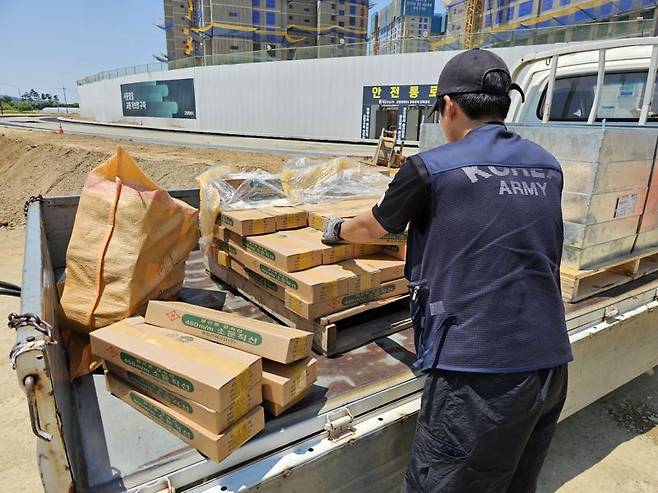 지난 11일 오전 경기 고양시의 한 공사장 앞에서 김씨가 택배물을 정리하고 있다. 사진=박성현 기자