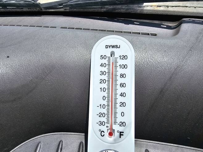 지난 11일 오후 1시께 택배 차량 내부 온도가 40도에 육박한 모습. 사진=박성현 기자