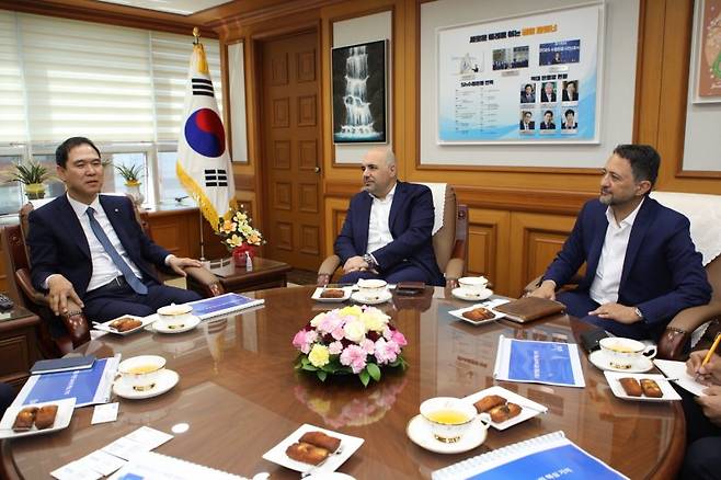 Sh수협은행 신학기 은행장(왼쪽부터)과 SAS글로벌 슈크리 다바기 APAC·EMEA 수석부사장, 아미르 소라비 APAC 총괄책임자가 지난 11일 서울 송파구 수협은행 본사에서 비즈니스 미팅을 진행하고 있다. Sh수협은행 제공