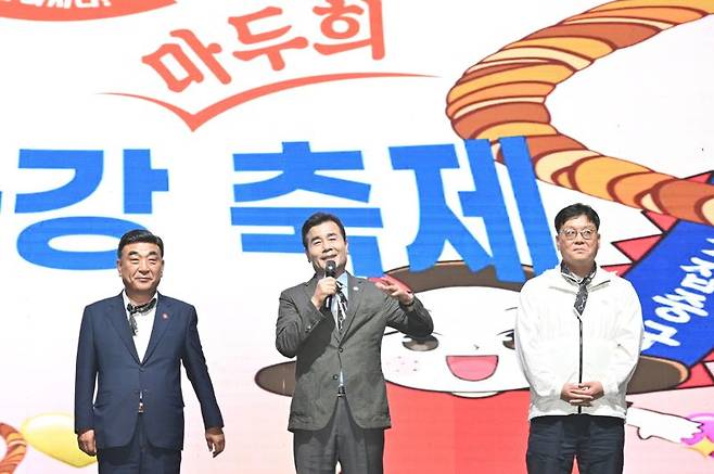 울산 태화강 마두희 축제 2025 개막식에서 김영길 울산 중구청장이 축제 프로그램을 소개한 뒤 시민들에게 환영 인사를 하고 있다. 울산 중구 제공