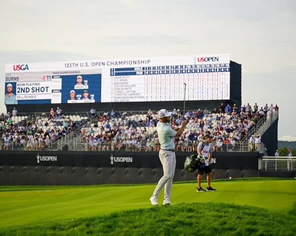 USGA가 주관하는 2025년 미국프로골프(PGA) 투어 메이저 대회 US오픈 우승 경쟁에 뛰어든 샘 번스(미국)가 3라운드 17번홀에서 경기하는 모습이다. 사진제공=USGA/Logan Whitton