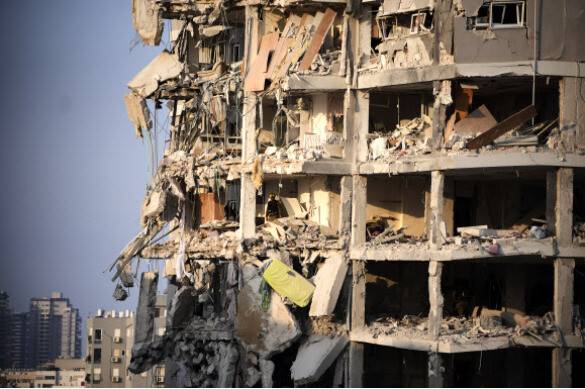 이란의 탄도 미사일 공격에 의해 14일 파괴된 이스라엘 텔아비브 중심가의 빌딩의 15일 모습. AP 연합뉴스