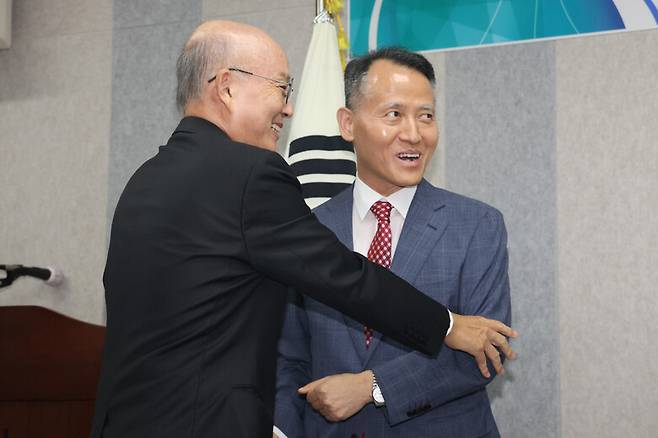 안창호 위원장(왼쪽) 취임식이 열린 지난해 9월9일 인권위원들과 기념사진을 찍기에 앞서 안 위원장이 이충상 상임위원에게 가운데 자리를 권하고 있다. 김영원 기자 forever@hani.co.kr