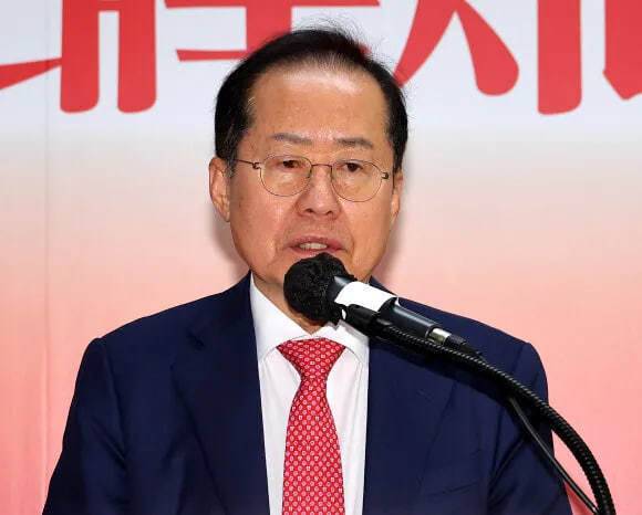 국민의힘 대선 후보 2차 경선에서 탈락한 홍준표 후보가 지난달 29일 서울 여의도 대하빌딩 선거캠프 사무실에서 정계 은퇴 의사를 밝히고 있다. 연합뉴스