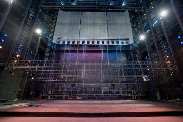 예술의전당 오페라극장에는 조명기와 커튼, 무대막을 들어 올리는 배튼이 총 88개 천장에 일렬로 매달려 있다. 예술의전당 제공