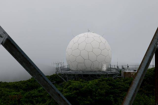 13일 제주도 서귀포시 한라산 중턱 해발 1,138m 지점에 자리한 한라 레이더가 언론에 첫 공개됐다. 사진은 한라 레이더에 설치된 1차와 2차 통합 감시 레이더 모습. 1차 레이더는 항공기 위치와 고도를 탐지할 수 있으며, 2차 레이더는 항공기와 무선통신을 통해 항적 식별이 가능하게 해주는 시설이다. 공항사진기자단