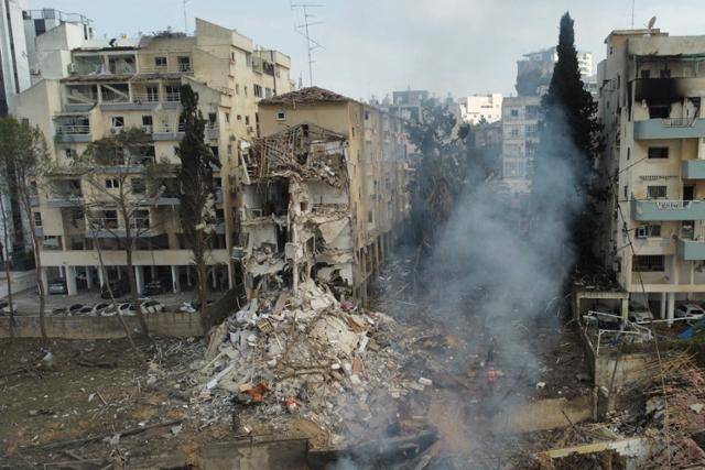 15일 이스라엘 중부 레호봇의 한 건물이 이란 탄도 미사일에 맞아 무너져 있다. 레호봇=EPA 연합뉴스