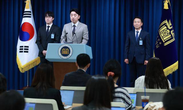 강훈식 대통령실 비서실장이 15일 서울 용산구 대통령실 브리핑룸에서 인선 발표 관련 브리핑을 하고 있다. 왼쪽부터 하정우 AI미래기획수석, 강 비서실장, 김현종 안보실 1차장. 뉴시스