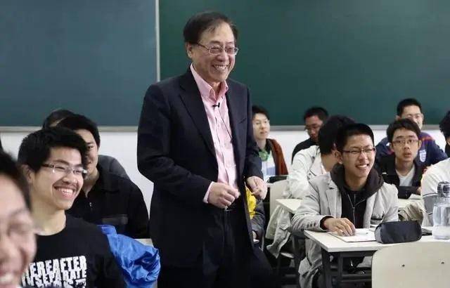 컴퓨터과학 분야의 노벨상으로 불리는 튜링상을 수상한 야오치즈 교수가 모교인 중국 칭화대에서 학생들을 가르치고 있다. 칭화대는 야오 교수의 이름을 따 야오반이라는 AI 인재 학습반을 운영한다. 바이두 캡처