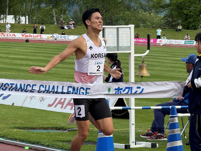 이재웅이 일본 시베츠시에서 열린 2025 호크렌 디스턴스챌린지 2차 대회 남자부 1500ｍ 경기에서 결승전을 통과하고 있다. 그는 3분38초55의 한국 신기록을 세웠다. 사진=대한육상연맹
