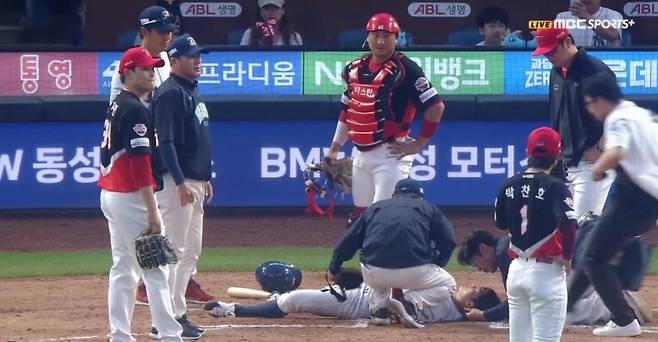 15일 창원 NC 다이노스전 7회 최정원에게 헤드샷을 던진 최지민(왼쪽)이 난감하게 상황을 지켜보고 있다. MBC스포츠플러스, 티빙 캡처