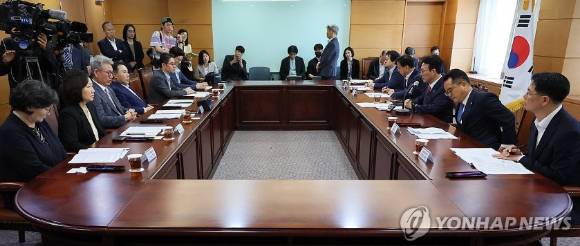 김민석 국무총리 후보자가 지난 13일 서울 종로구 통의동 금융감독연수원에 마련된 청문회 준비단 사무실에서 식품·외식업 협회와 전문가 등이 참석한 가운데 열린 밥상물가 안정을 위한 경청 간담회에서 발언하고 있다. [사진=연합뉴스]