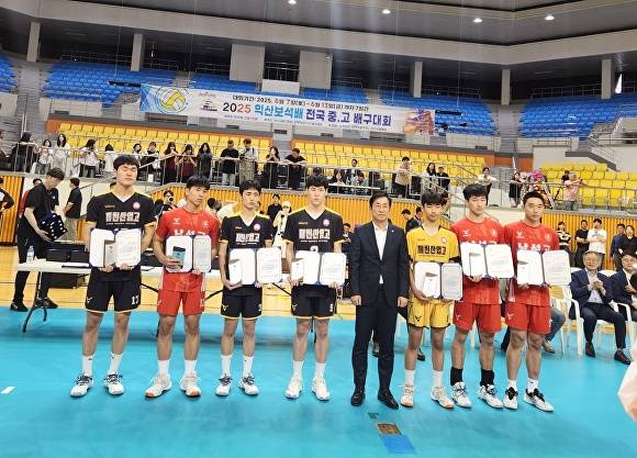 제천산업고 배구부 선수들이 전국중고배구대회에서 기념 사진을 찍고 있다. [사진=제천교육지원청]