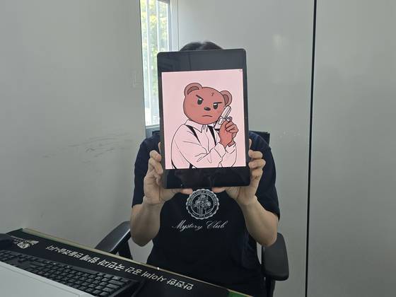 경찰 폴넷에 캐릭터 곰순경 웹툰드라마를 연재한 이도하 경장이 경기 광주경찰서 형사과 조사실 안에서 작업하는 태블릿에 형사 곰순경을 띄워 들고 있다. 손성배 기자