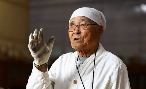 중요무형문화재 제77호 이봉주 유기장이 지난 1일 경북 문경시 가은읍 납청유기촌 전시장에서 중앙일보와 인터뷰하고 있다. 김종호 기자