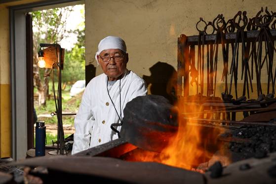 이봉주 유기장이 지난 1일 경북 문경시 가은읍 납청유기촌 공방에서 전통 방식으로 물동이 성형 작업을 하고 있다. 김종호 기자