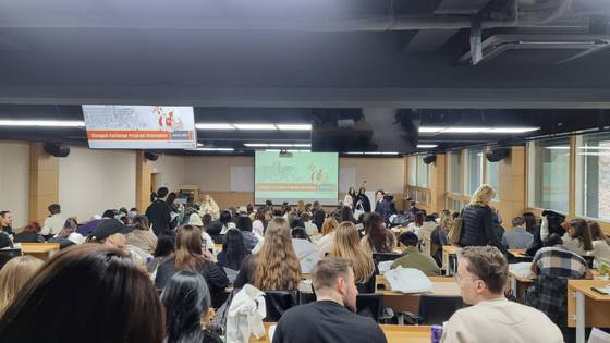 서울 중구가 동국대학교 외국인 유학생들을 위해 마련한 환경 캠페인 현장. 사진 서울 중구