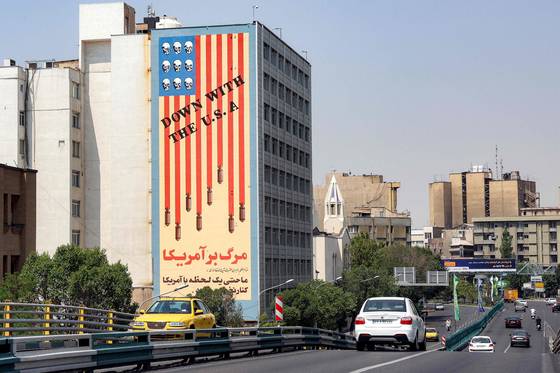 13일 차량들이 테헤란 도심의 카림 칸 잔드 다리를 지나가고 있다. 다리 옆에는 국가교육평가원 건물 외벽에 그려진 벽화가 눈에 띈다. 벽화에는 '미국을 타도하라(Down with the USA)'는 문구가 써있다.AFP=연합뉴스