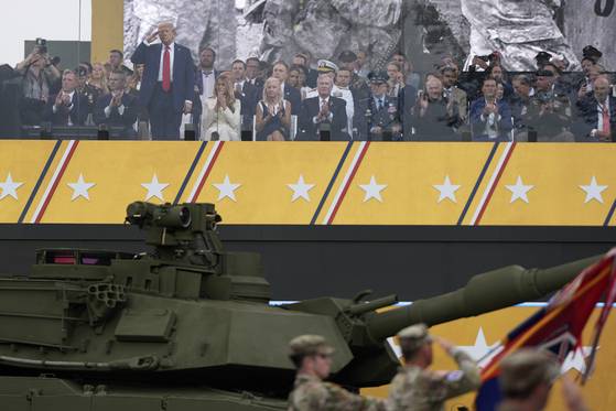 도널드 트럼프 대통령이 14일(현지시간) 워싱턴에서 열린 육군 창설 250주년 기념 군사 퍼레이드에 참석해 경례하고 있다. AP=연합뉴스