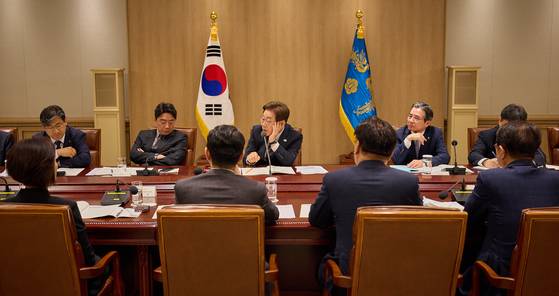 이재명 대통령이 9일 서울 용산구 대통령실 청사에서 열린 비상경제점검 TF 2차 회의를 주재하고 있다. 사진 대통령실