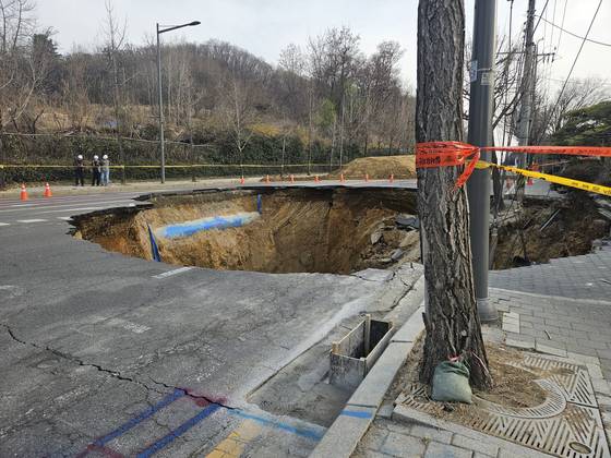 지난 3월 강동구 명일동에서 발생한 싱크홀 현장. 이수민 기자