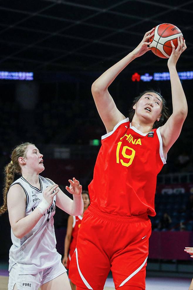 키 2m20㎝가 넘는 중국 여자 농구선수 장쯔위(오른쪽). [AFP=연합뉴스]